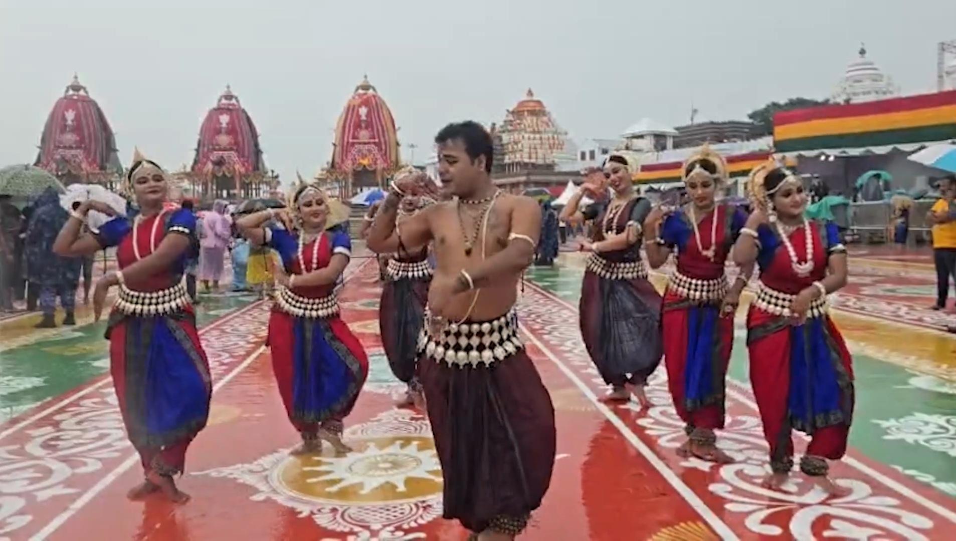 पुरी में रथयात्रा से पहले कलाकारों ने भगवान जगन्नाथ के स्वागत में दी मनमोहक नृत्य प्रस्तुति