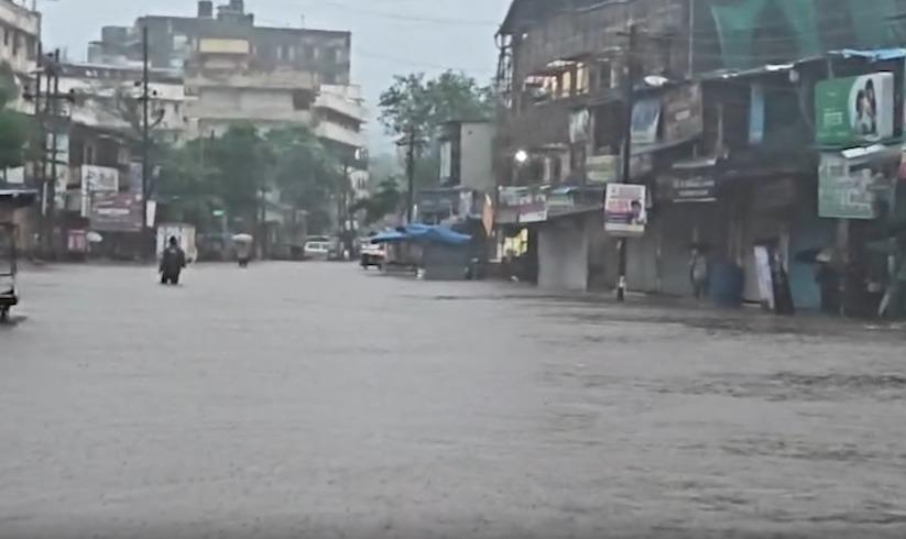 भारी बारिश और भूस्खलन से पुणे-मुंबई संपर्क बाधित, एक्सप्रेसवे और पुराना हाईवे अगले आदेश तक बंद