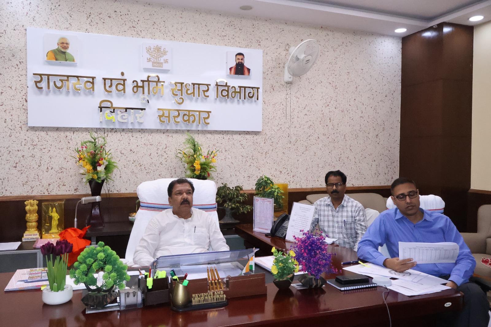बिहार राजस्व विभाग में बड़ी कार्रवाई, 10 अधिकारियों पर गिरी गाज, एक को बर्खास्त करने की अनुशंसा