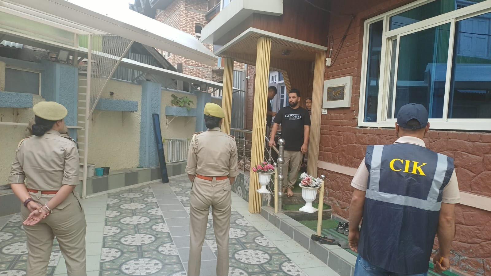 जम्मू-कश्मीर: आतंकवाद से जुड़े मामलों में घाटी भर में रेड, आठ स्थानों पर तलाशी अभियान