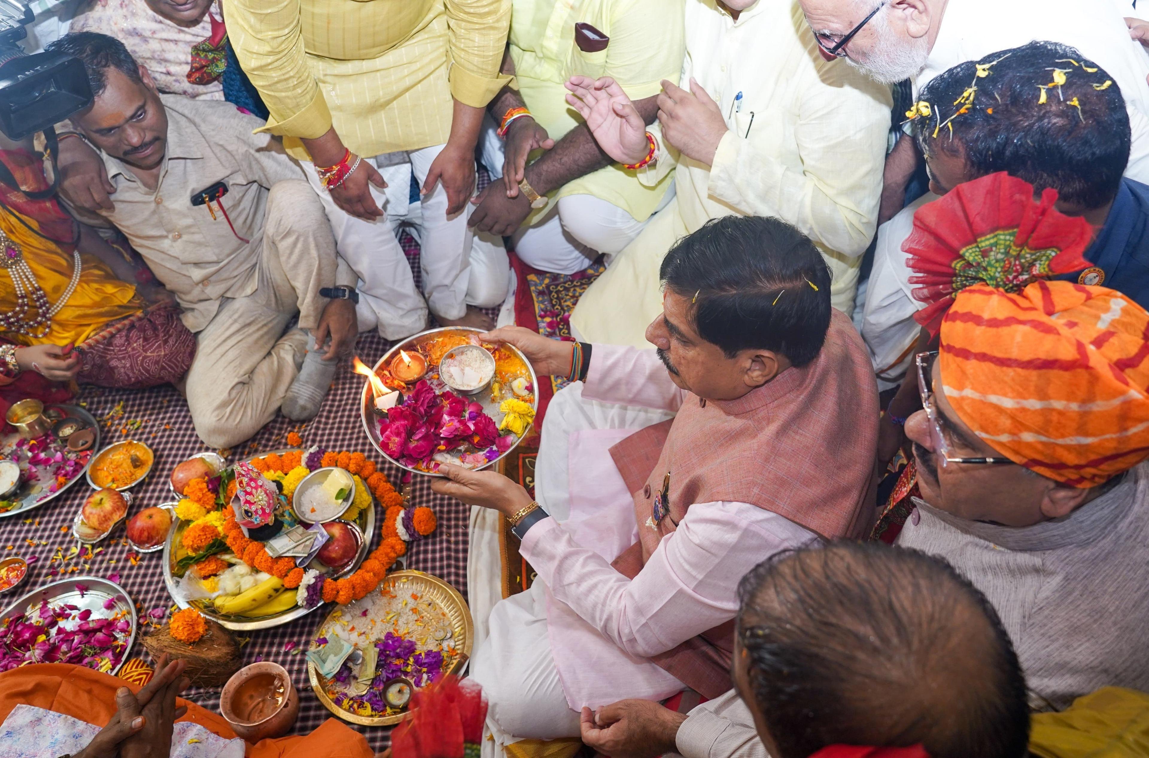 मध्य