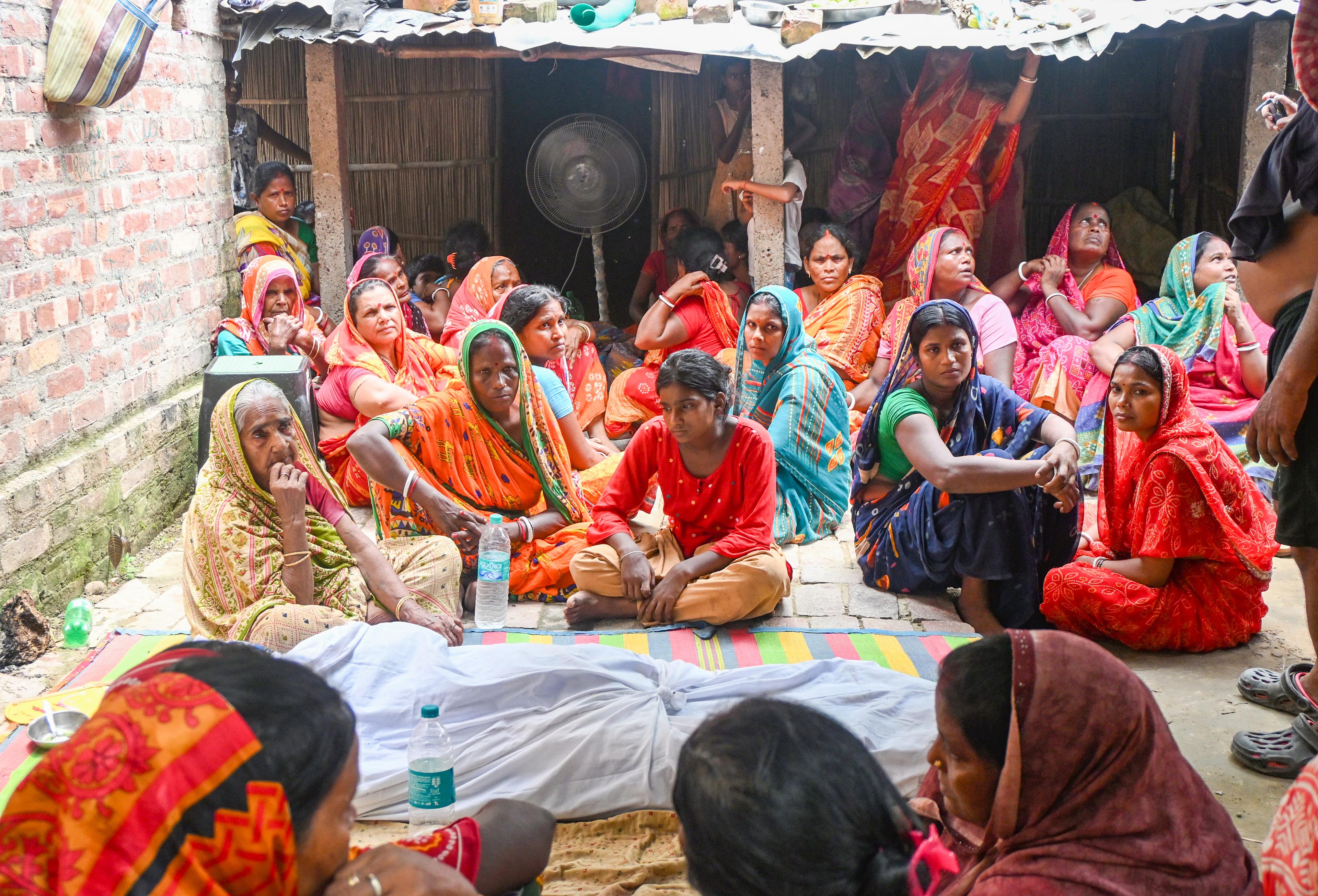 कोलकाता गोदाम हादसा: मृतकों की संख्या बढ़कर 11 हुई, तूफान के कारण बचाव कार्य बाधित