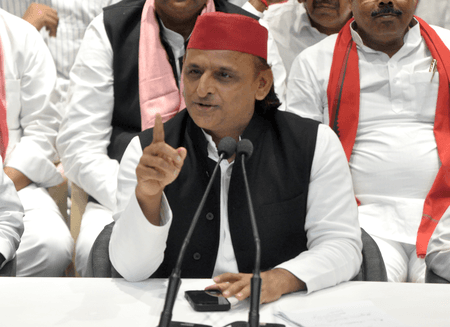 अखिलेश यादव का सरकार पर हमला, बोले- किसानों को नहीं मिल रही खाद