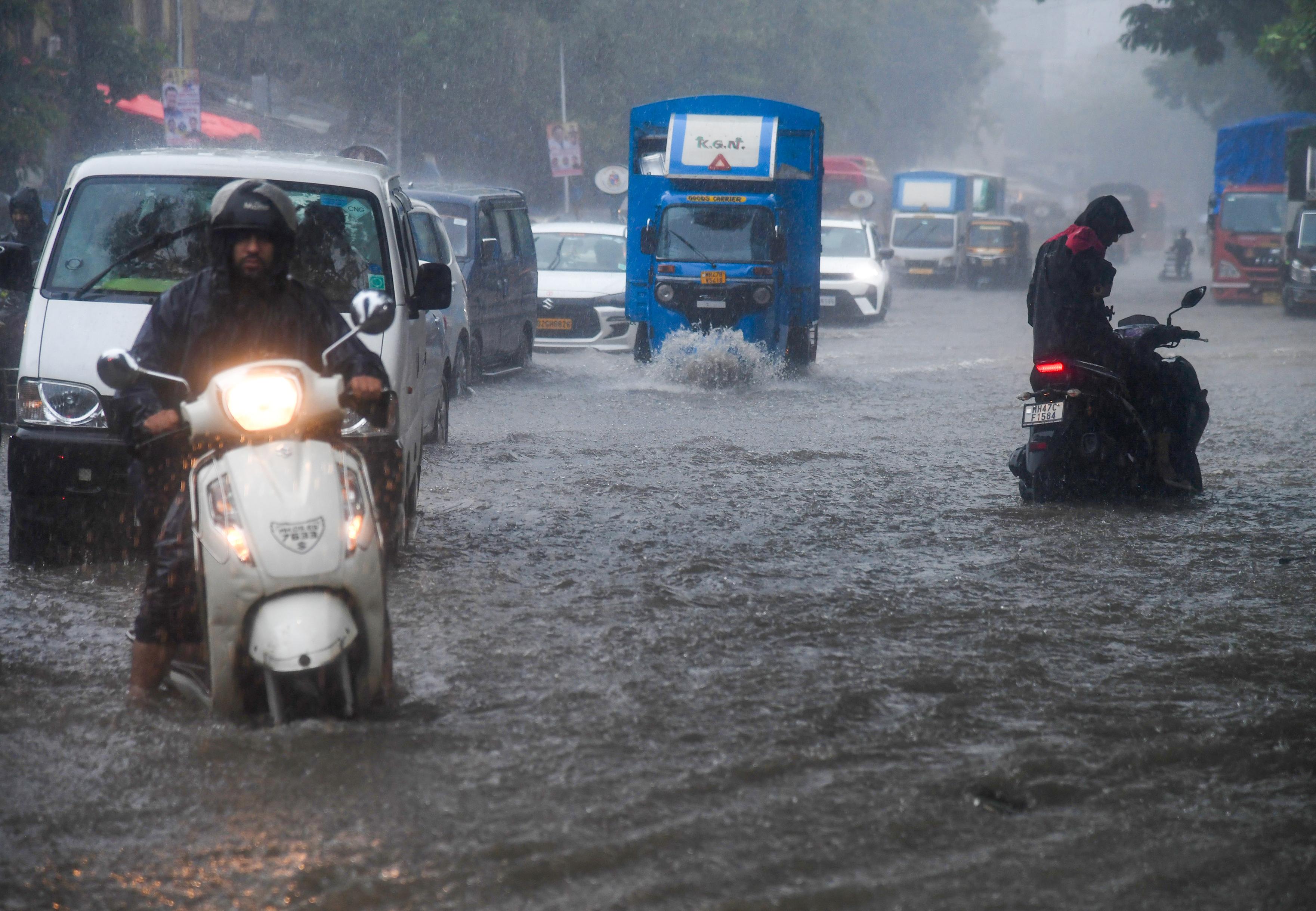 मुंबई में भारी बारिश के बीच बीएमसी का अलर्ट, लेप्टोस्पायरोसिस से बचाव की एडवाइजरी जारी