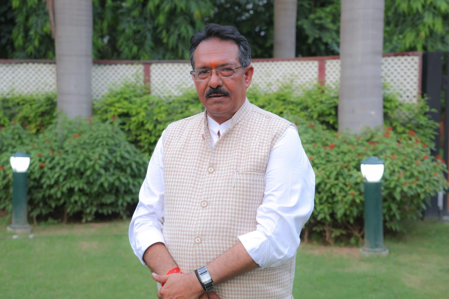 दिल्ली भाजपा प्रमुख ने ई-20 पर केजरीवाल के बयानों की आलोचना की, उनकी आईआईटी डिग्री पर सवाल उठाए