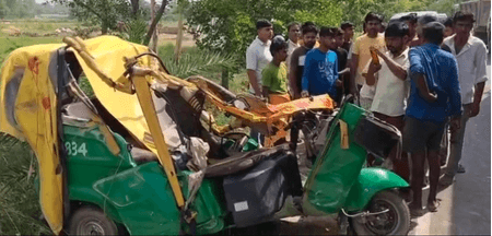 हरदोई में ऑटो को मारी डंपर ने टक्कर, 6 लोगों की मौत