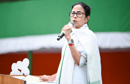 बीरभूम में ममता बनर्जी ने की प्रशासनिक बैठक, 1,142 करोड़ की परियोजनाओं का किया शिलान्यास