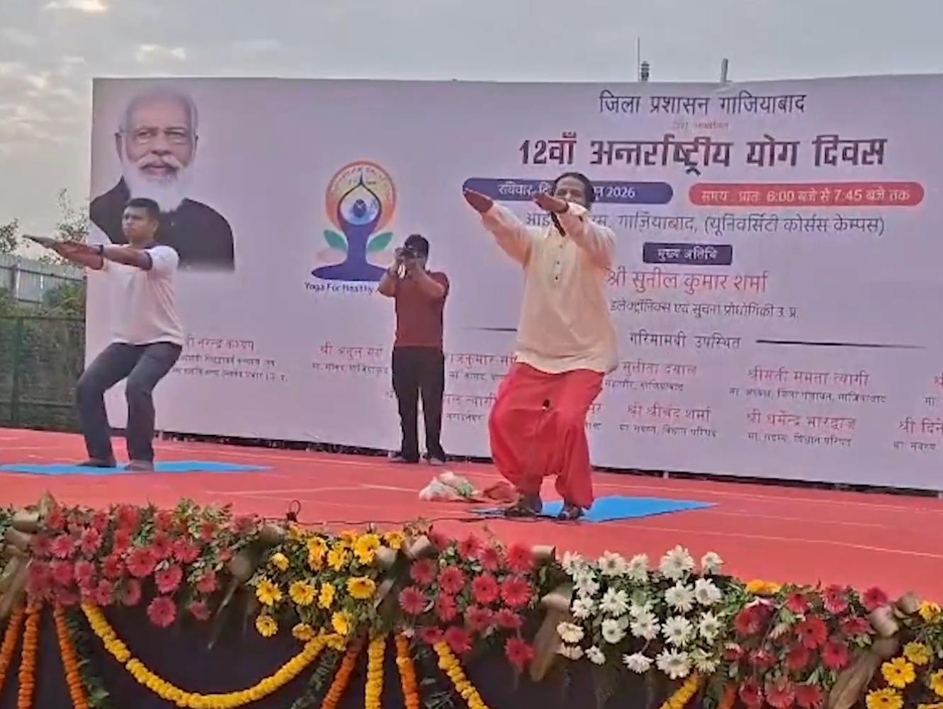 उत्तर प्रदेश में धूमधाम से मनाया गया 12वां अंतर्राष्ट्रीय योग दिवस, हजारों लोगों ने किया योगाभ्यास