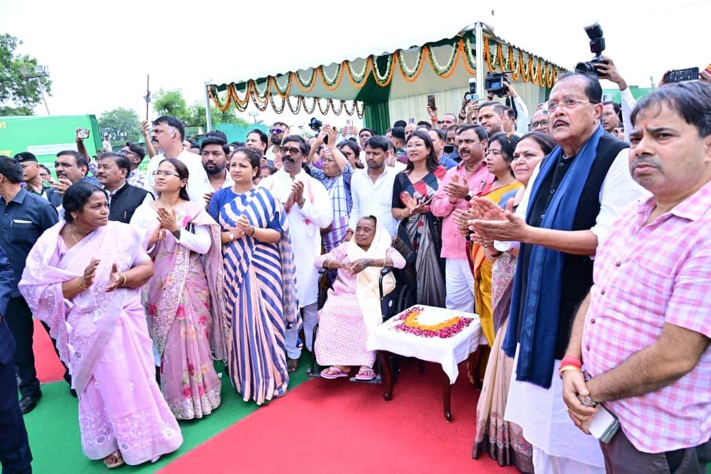 पहली पुण्यतिथि पर याद किए गए शिबू सोरेन, सीएम हेमंत ने पैतृक गांव में किया 14 फीट ऊंची प्रतिमा का अनावरण