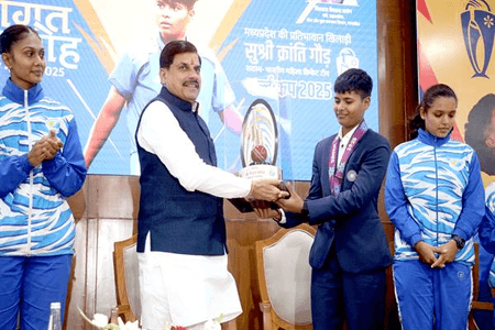 मध्य प्रदेश: भोपाल में भारतीय महिला क्रिकेट टीम की खिलाड़ी क्रांति गौड़ का स्वागत
