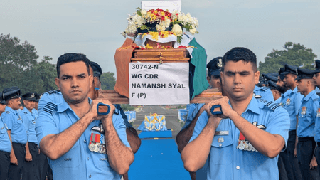 पंच तत्व में विलीन हुए शहीद नमांश स्याल, माता-पिता ने नम आंखों से दी विदाई
