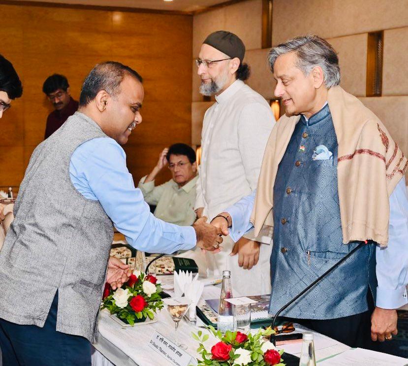 जम्मू कश्मीर दौरे पर गए शशि थरूर, केंद्रीय मंत्री को कहा धन्यवाद, नाराज हुए स्थानीय कांग्रेस नेता
