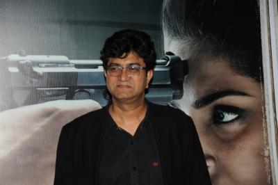 प्रसून जोशी: भावनाओं को शब्द देने वाले गीतकार का सफर