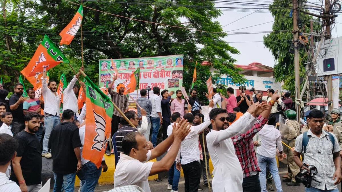 रांची: कांग्रेस कार्यालय घेरने पहुंचे भाजयुमो कार्यकर्ता, पुलिस से झड़प