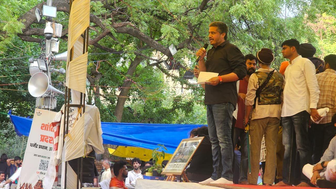 महाराष्ट्र: दिल्ली में छात्र विरोध प्रदर्शन स्थल पहुंचे रोहित पवार, सरकार पर साधा निशाना