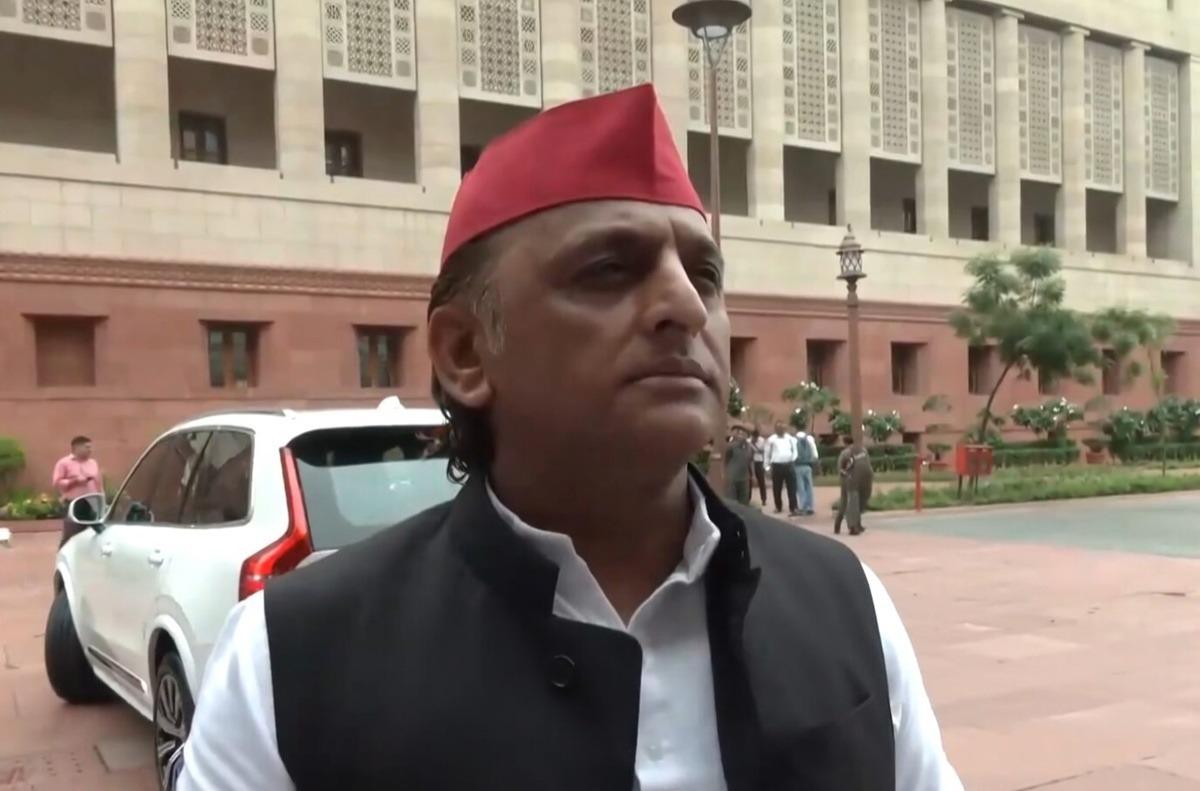 सपा नेताओं का भाजपा पर तंज, कहा-'इतिहास में विदेशी आक्रमणकारियों ने लूटा, आज भाजपा अहंकार से चला रही सरकार'