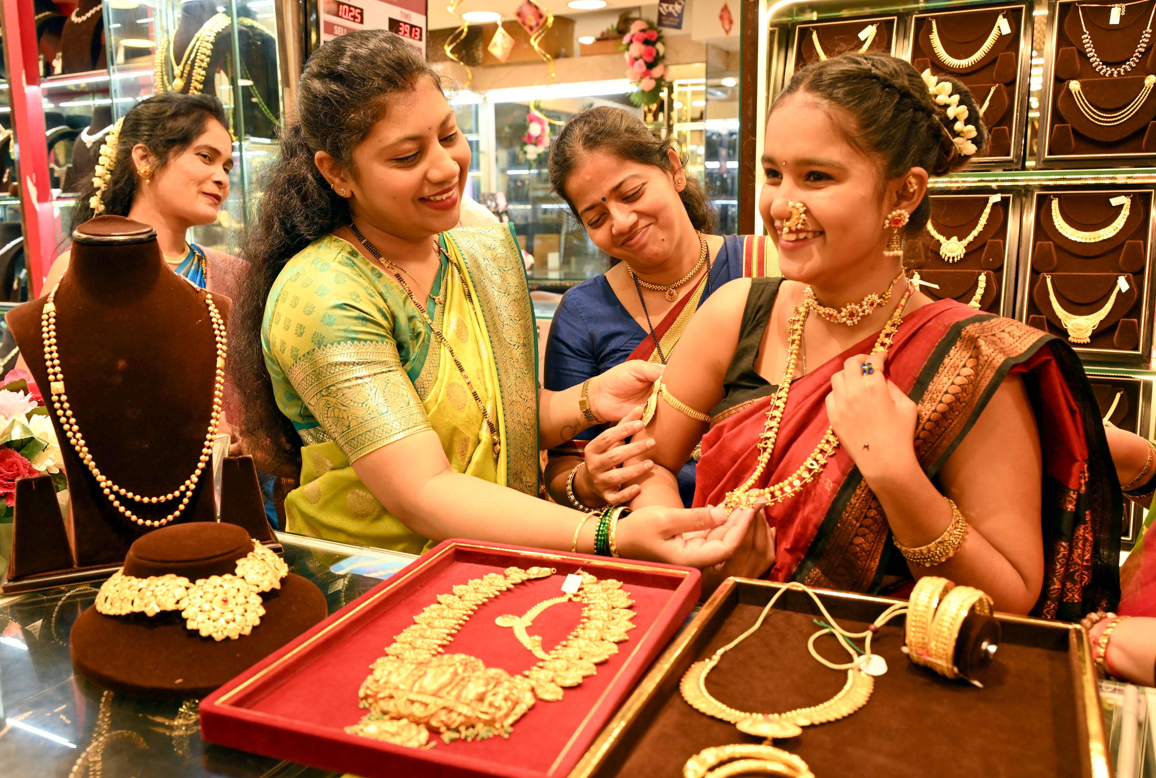 त्योहारी मांग और मजबूत वैश्विक संकेतों से चमका सोना-चांदी, एक हफ्ते में सोना 8,600 रुपए और चांदी 15,000 रुपए से ज्यादा महंगी