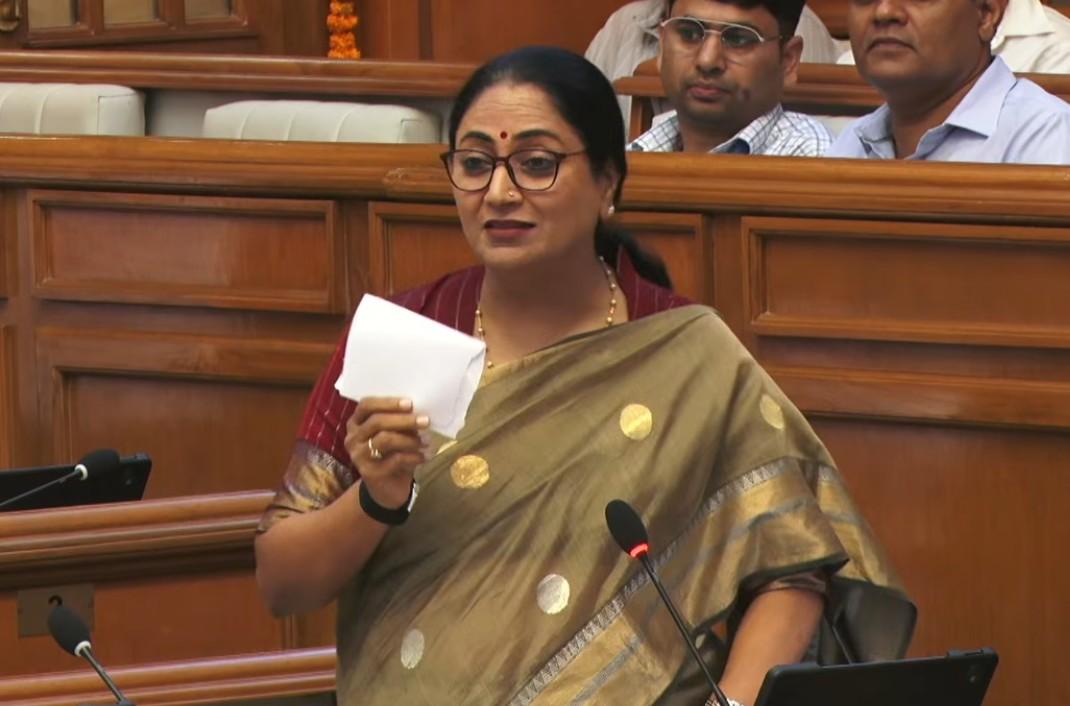 दिल्ली विधानसभा में सीएम रेखा गुप्ता के आरोपों पर घमासान, भाजपा विधायकों ने कार्रवाई की मांग की