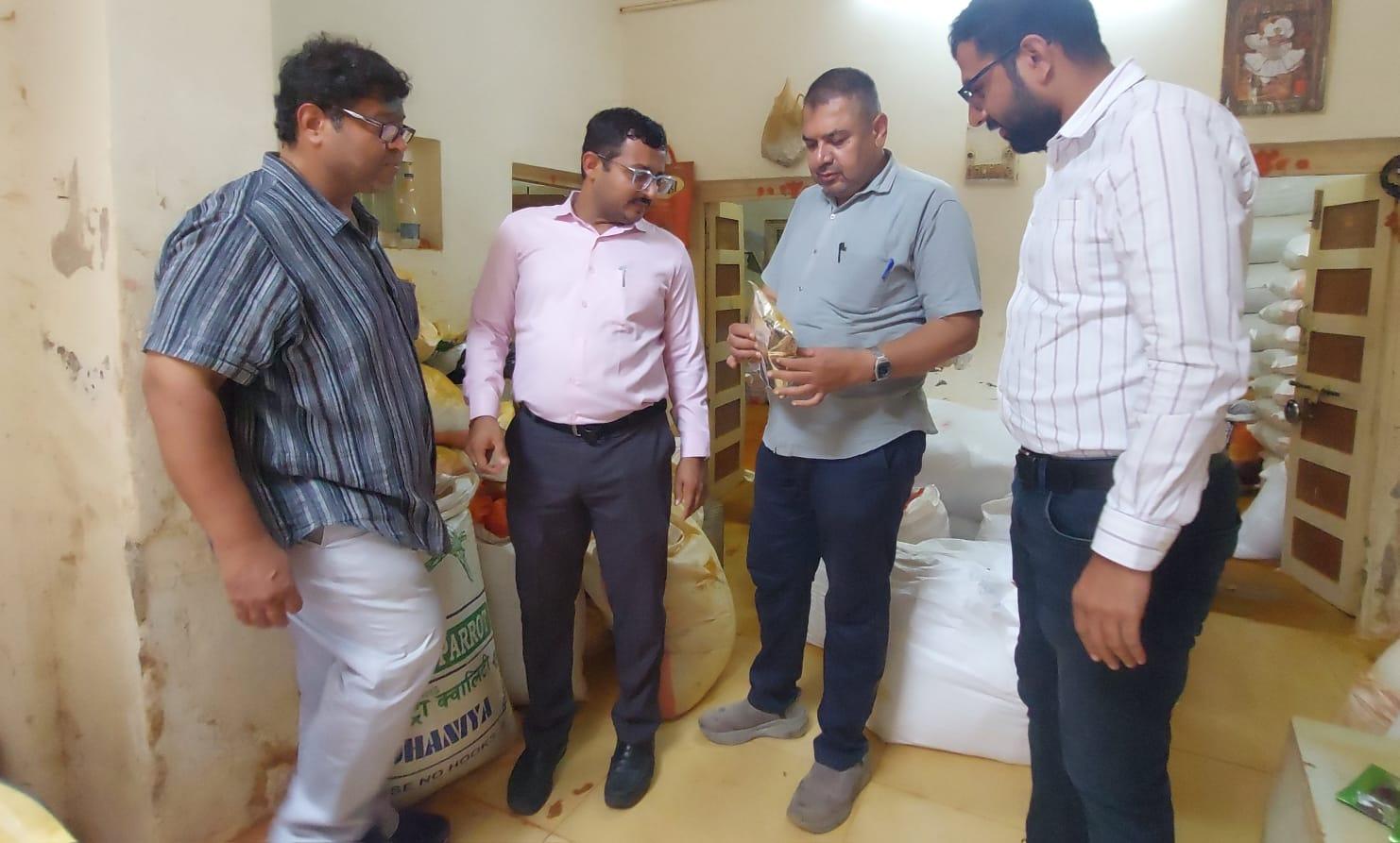 राजकोट नगर निगम ने तीन खाद्य इकाइयों को किया सील, 1,000 किलोग्राम बासी भोजन नष्ट किया