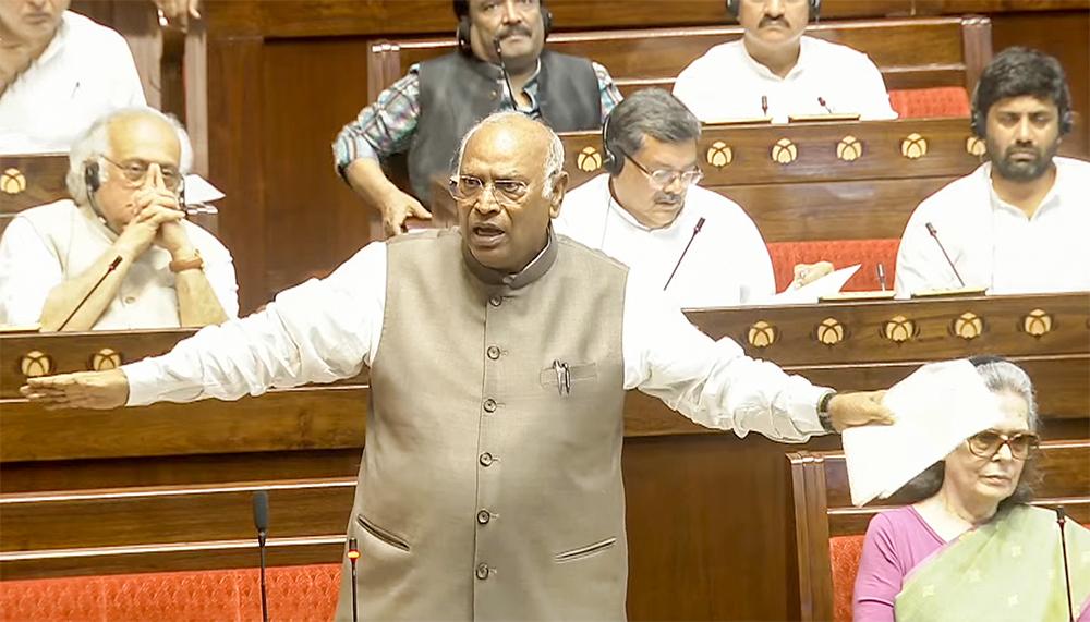 शिक्षा को कारोबार बनाने का आरोप, मनुस्मृति के उल्लेख पर राज्यसभा में हंगामा