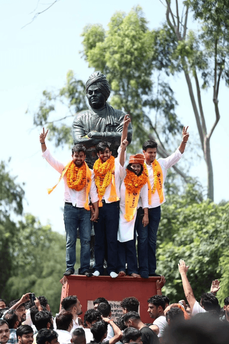 डूसू में एबीवीपी का दबदबा, आर्यन मान और दीपिका झा ने छात्रों को समर्पित की जीत