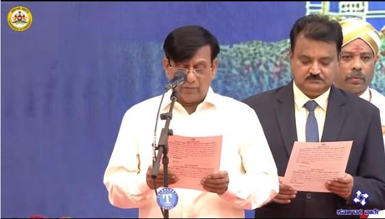 कर्नाटक: मुख्यमंत्री की मौजूदगी में राज्यपाल ने 20 विधायकों को दिलाई मंत्री पद की शपथ