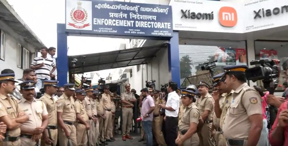 कोच्चि में ईडी के दफ्तर पहुंचीं पूर्व सीएम विजयन की बेटी वीणा, 'काले मास्क' ने खींचा सबका ध्यान