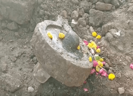 महाकाल मंदिर क्षेत्र में खुदाई के दौरान निकला प्राचीन शिवलिंग, दर्शन कर भावविभोर हुए भक्त