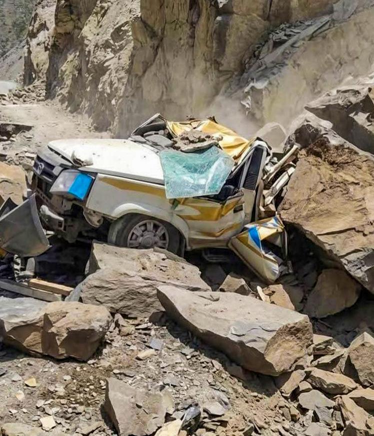 चट्टान गिरने के बाद वाहन में लगी आग, 6 माह के मासूम समेत 13 लोगों की मौत