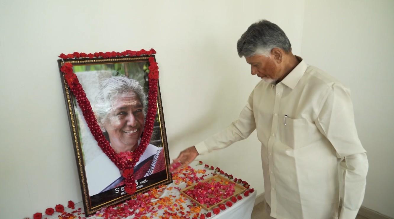 आंध्र प्रदेश के मुख्यमंत्री एन. चंद्रबाबू नायडू ने एस. जानकी के निधन पर उनको श्रद्धांजलि दी