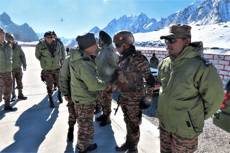बर्फीली चोटियों पर पहुंचे सेनाध्यक्ष ने जवानों को दीपावली की दी बधाई, तैयारियों का लिया जायजा