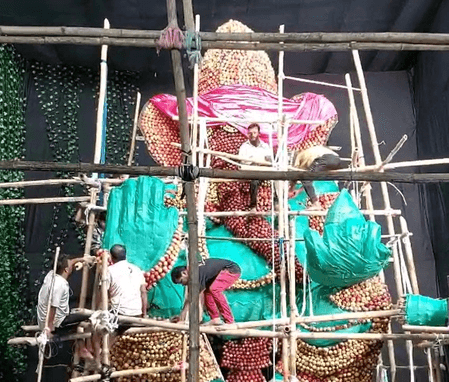 ओडिशा : संबलपुर में नटराज क्लब की गोल्डन जुबली पर 26 फुट ऊंची सेब की गणेश मूर्ति बनाई गई