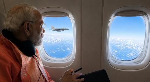 पीएम मोदी की इंडोनेशिया यात्रा का भव्य समापन, 5 फाइटर जेट्स ने दी 'सलामी'