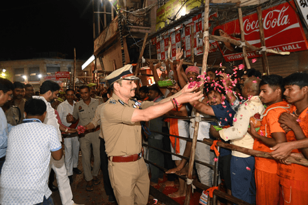 सावन का पहला सोमवार: वाराणसी में भक्ति का अद्भुत नजारा, श्रद्धालुओं पर फूलों की वर्षा