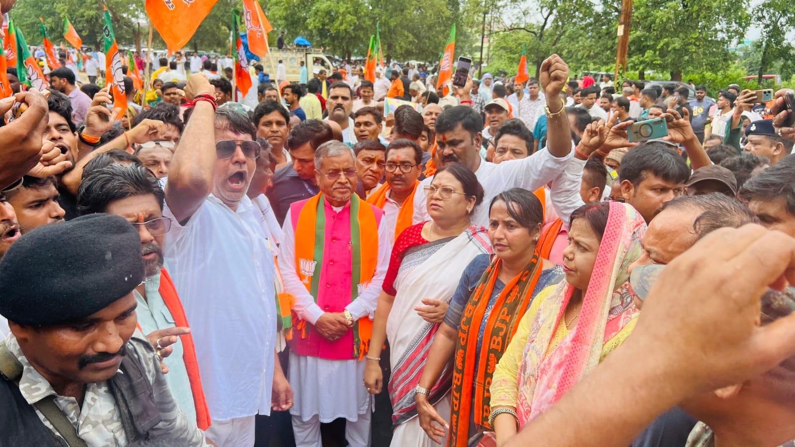 झारखंडः जामताड़ा में प्रसूता एवं नवजात की मौत और आंदोलनकारियों पर एफआईआर के विरोध में भाजपा का प्रदर्शन