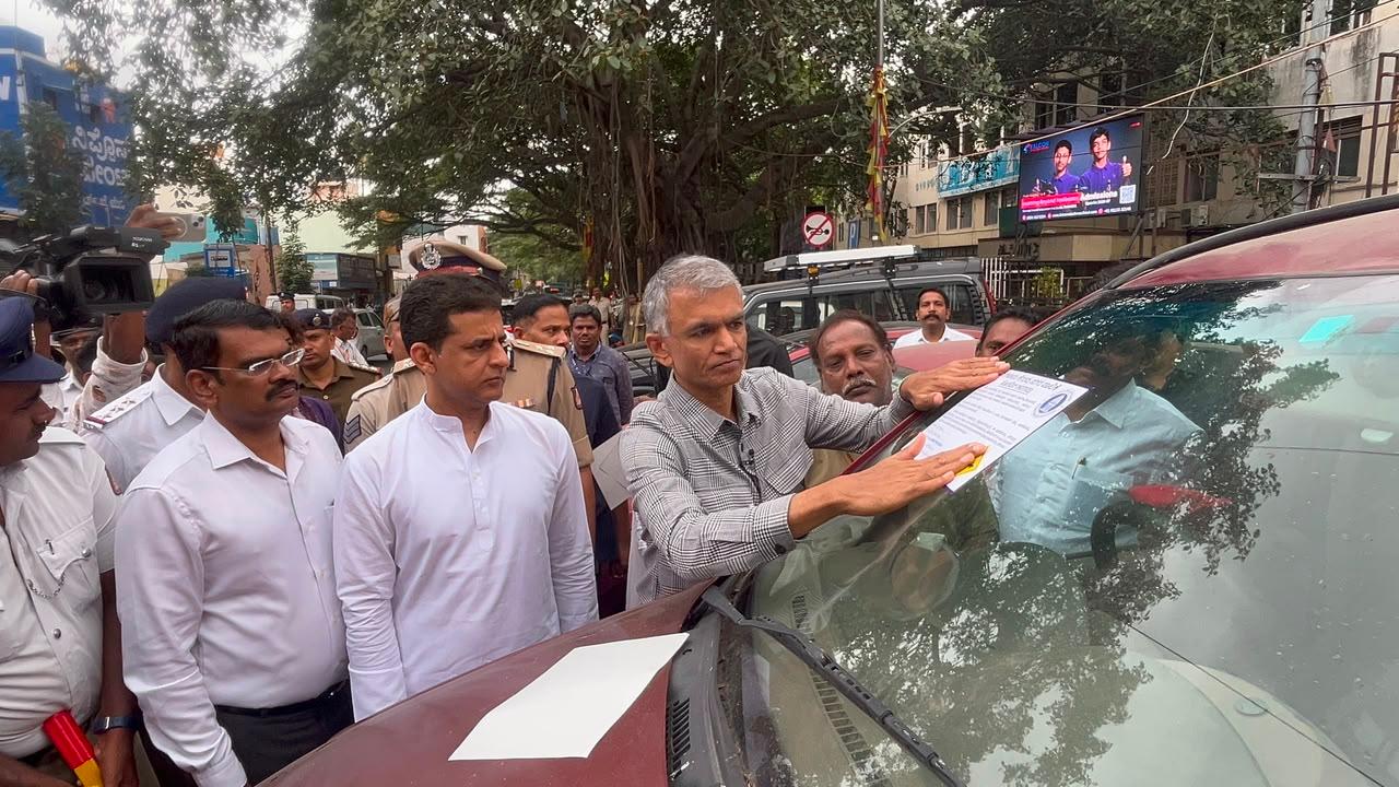 बेंगलुरु में सड़कों पर लावारिस वाहन छोड़ना पड़ेगा भारी, लगेगा लॉक और फिर होगी नीलामी