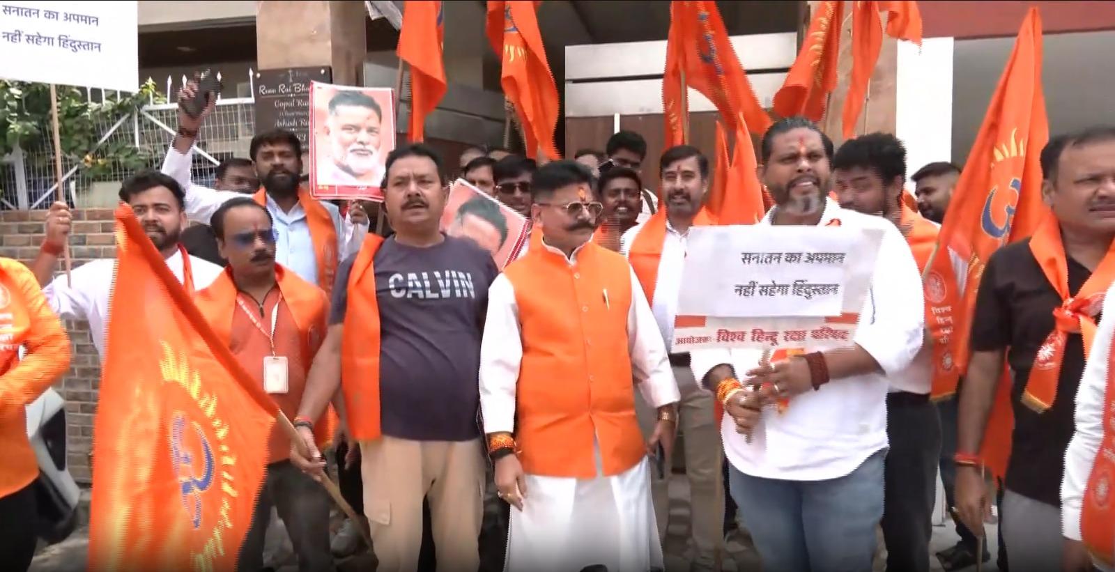 लखनऊ में विश्व हिन्दू रक्षा परिषद का प्रदर्शन, पप्पू यादव के बयान के विरोध में पुतला फूंका