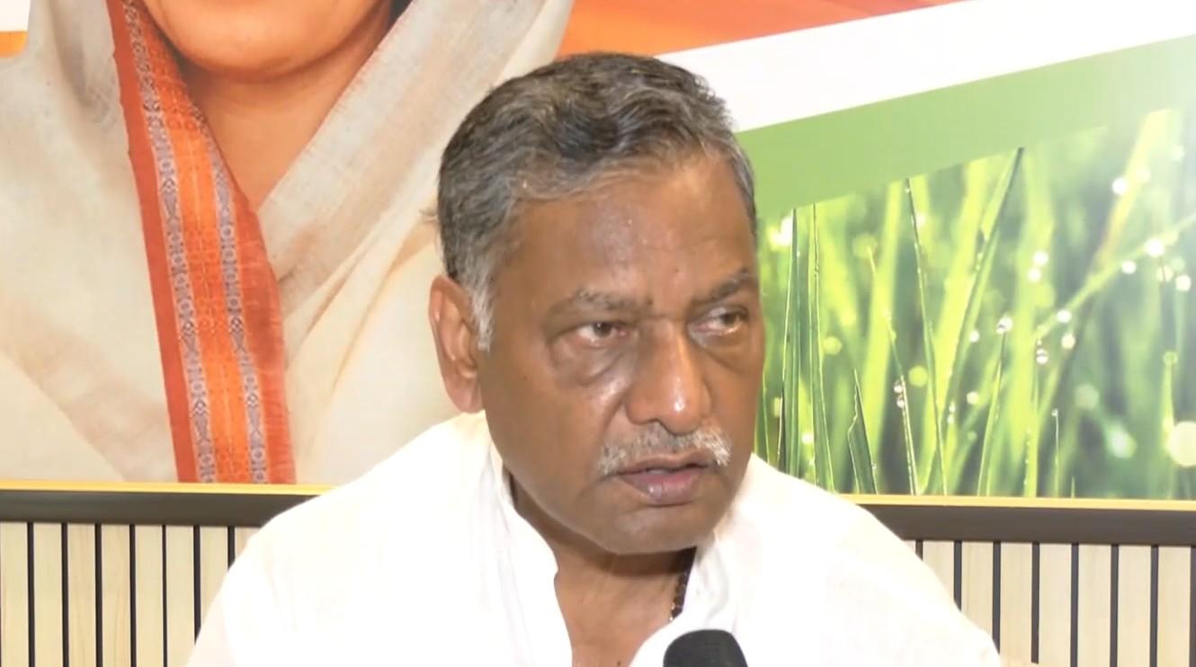 खुद ही पागल हैं हिमंता बिस्वा सरमा