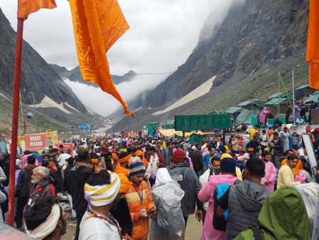 कश्मीर में भारी बारिश के कारण अमरनाथ यात्रा एक दिन के लिए स्थगित