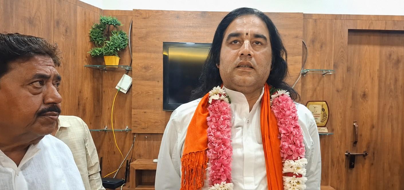 राम मंदिर चढ़ावा विवाद : देवकीनंदन ठाकुर बोले, पीएम मोदी और सीएम योगी न्याय सुनिश्चित करेंगे