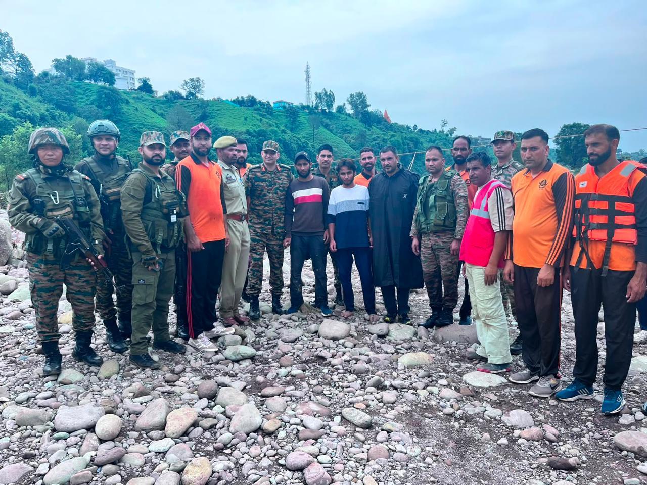 सेना ने बाढ़ प्रभावित जम्मू-कश्मीर के राजौरी में तेजी से बचाव अभियान चलाकर 11 नागरिकों की जान बचाई