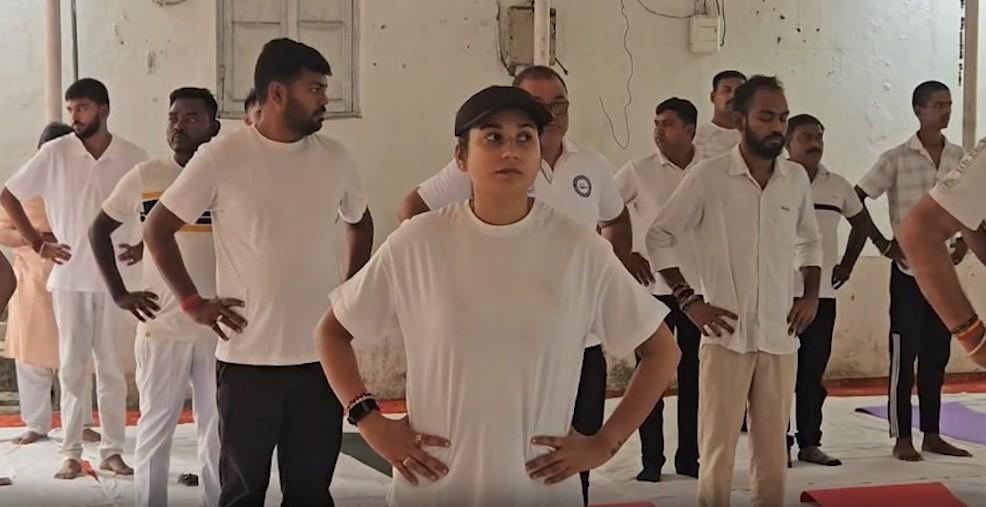 अंतरराष्ट्रीय योग दिवस : मुंबई से पटना तक योग का उत्साह, नेताओं ने दिया स्वस्थ जीवन का संदेश
