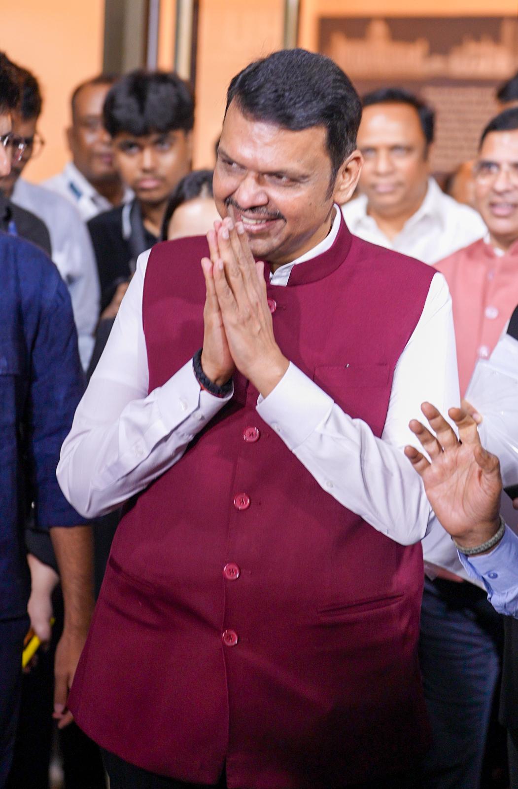 महाराष्ट्र सरकार का किसानों को दिन में 100 प्रतिशत बिजली देने का लक्ष्य: सीएम फडणवीस