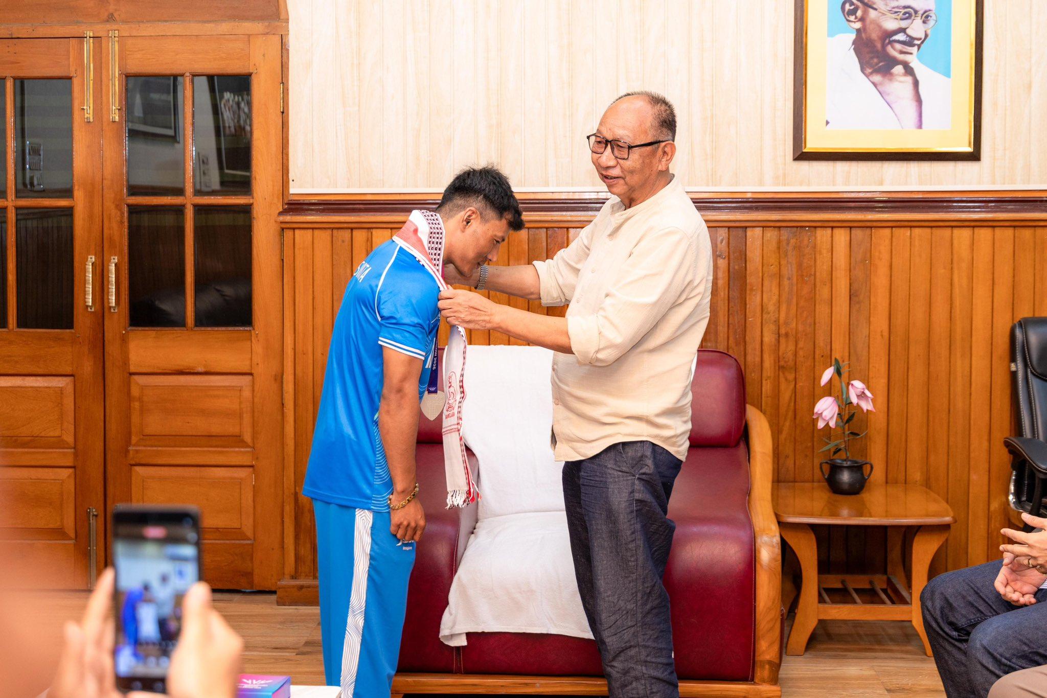 मणिपुर: सीएम खेमचंद सिंह ने कॉमनवेल्थ गेम्स मेडलिस्ट ऋषिकांत सिंह को सम्मानित किया