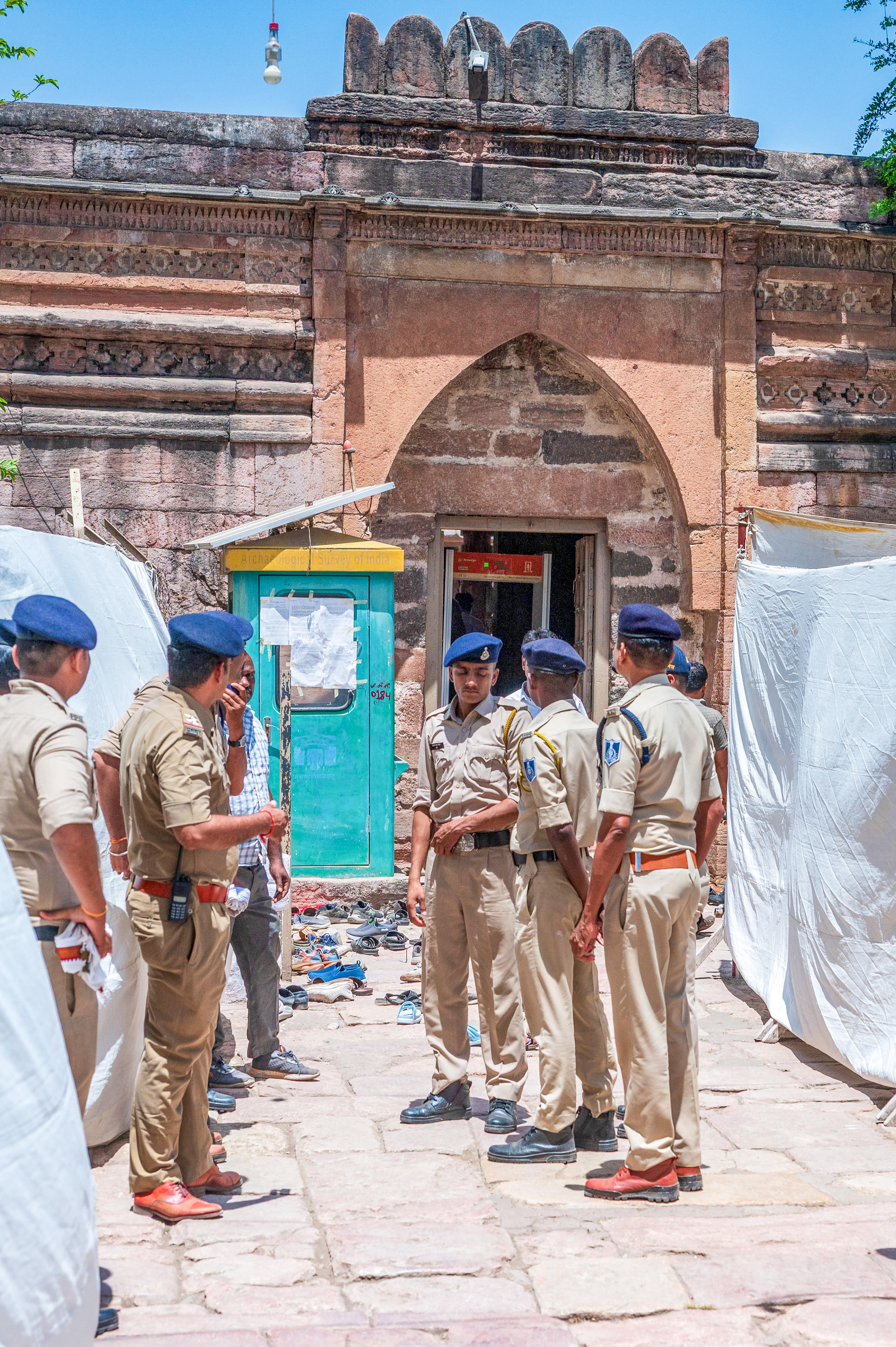 धार : कड़ी सुरक्षा के बीच भोजशाला में शांतिपूर्ण ढंग से धार्मिक गतिविधियां संपन्न, नमाज स्थल पर सहमति बाकी
