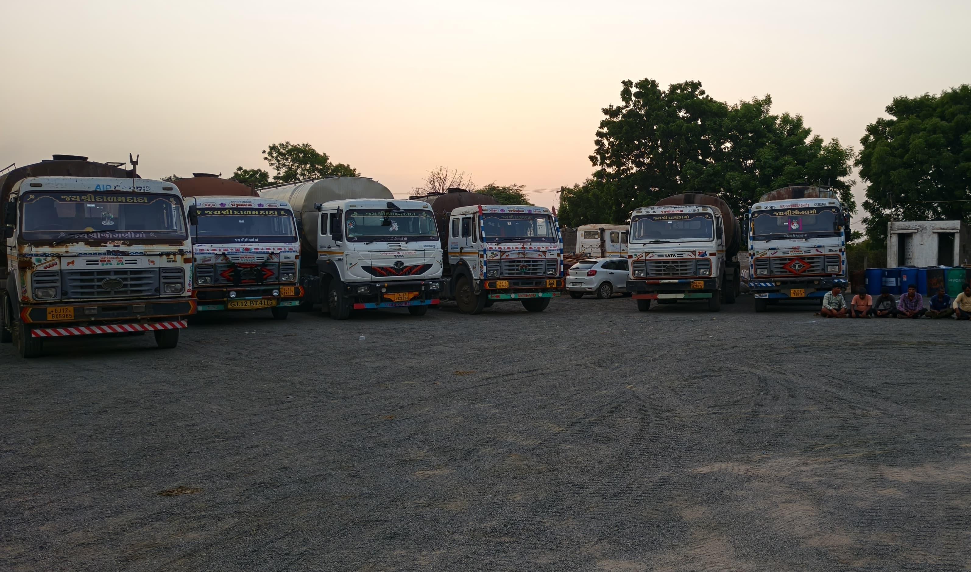 गुजरात पुलिस ने कच्छ में 43.4 करोड़ रुपए का तेल और उपकरण जब्त किए, 11 गिरफ्तार