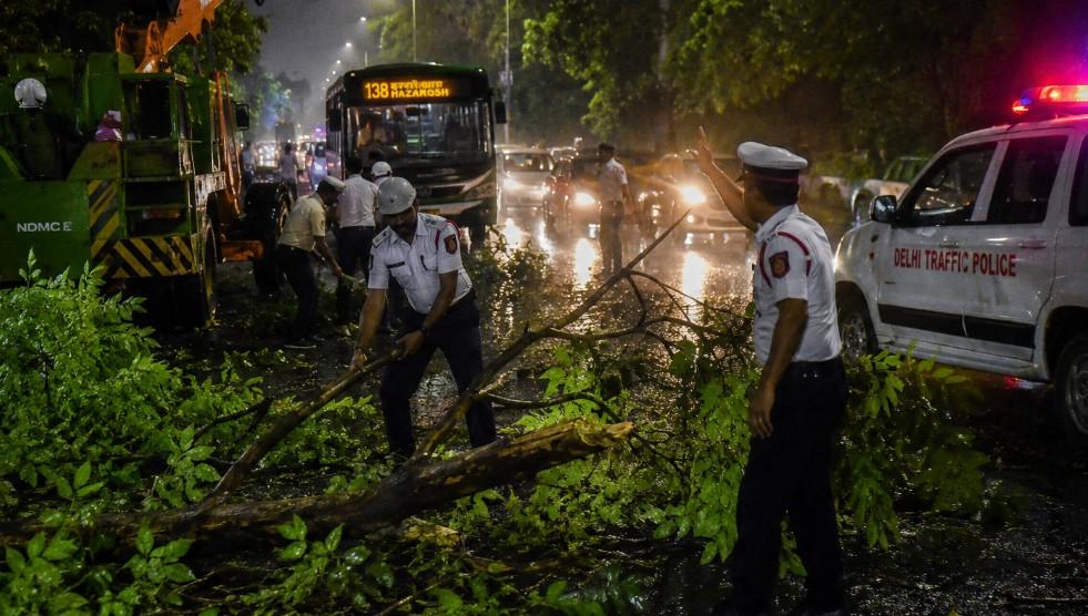 दिल्ली में आंधी-तूफान के बाद ट्रैफिक पुलिस ने रातभर चलाया राहत अभियान