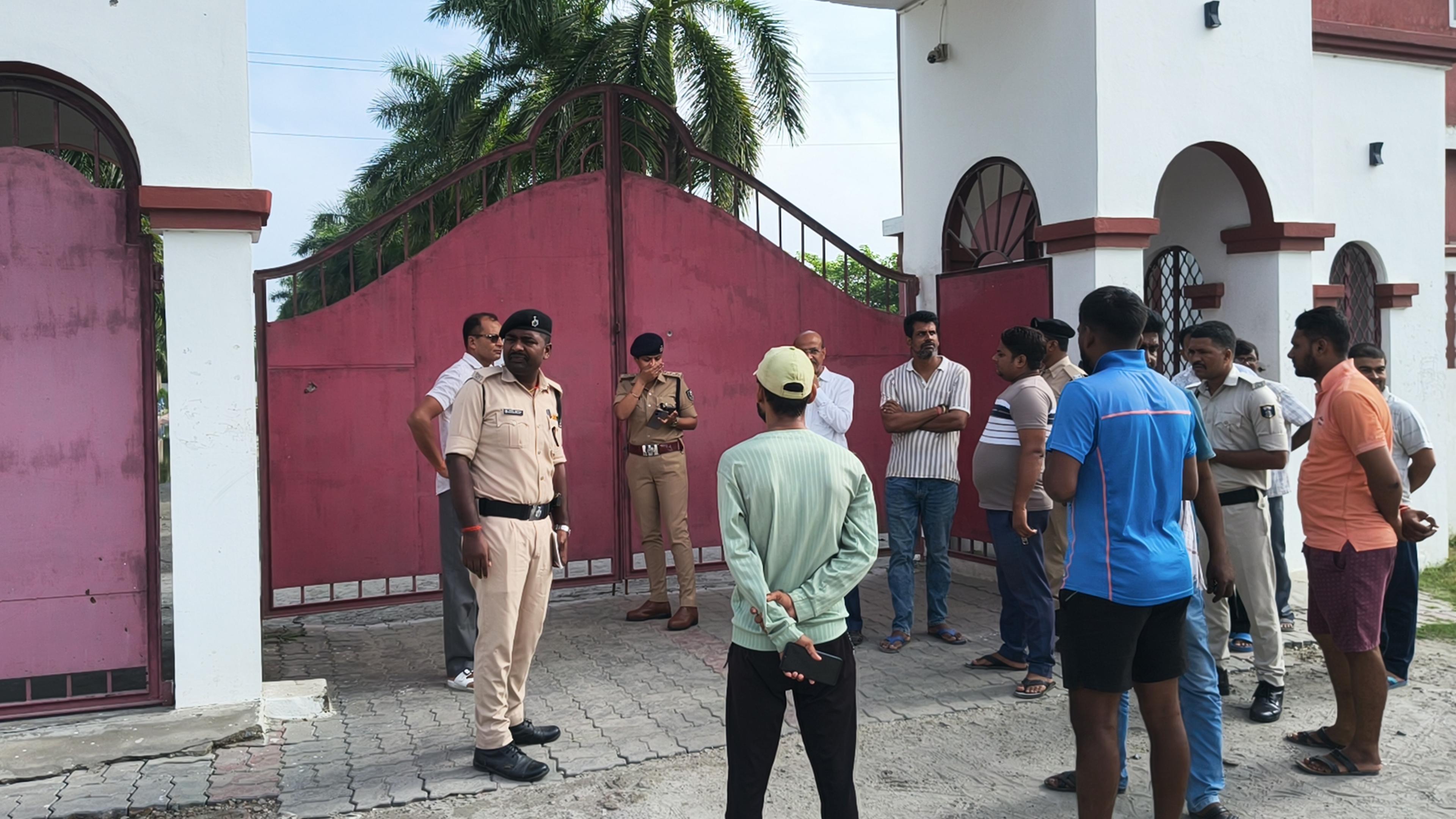 बिहार : निजी स्कूल के गेट पर बदमाशों ने चलाई गोली, 50 लाख की रंगदारी का पर्चा चिपकाया