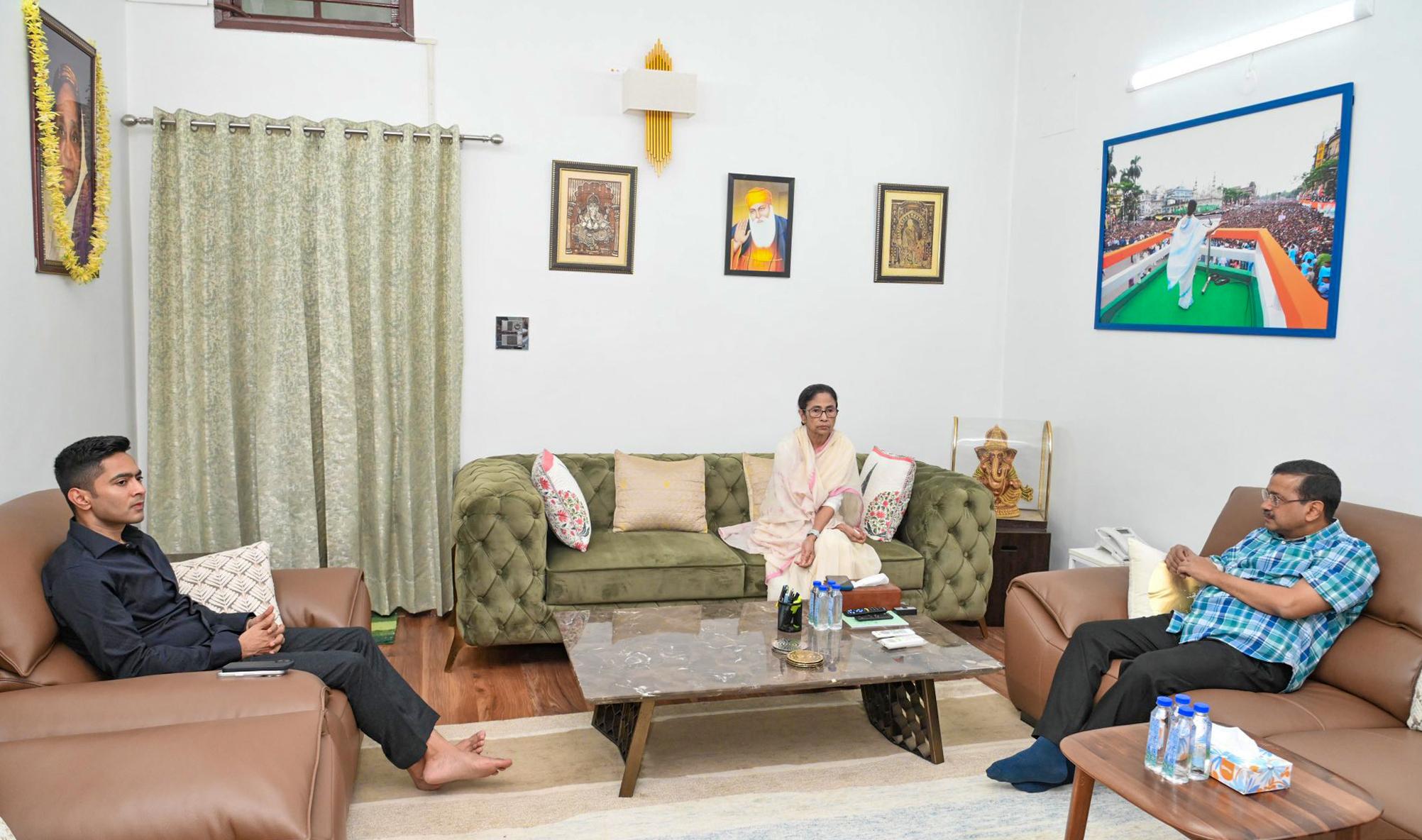 टीएमसी में संकट के बीच 'इंडिया' ब्लॉक की बैठक में ममता और अभिषेक बनर्जी होंगे शामिल