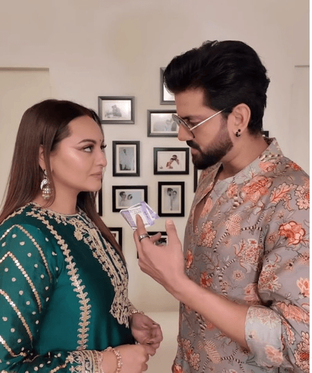 सोनाक्षी सिन्हा ने बॉलीवुड में पूरे किए 15 साल, जहीर इकबाल ने खास अंदाज में मनाया जश्न